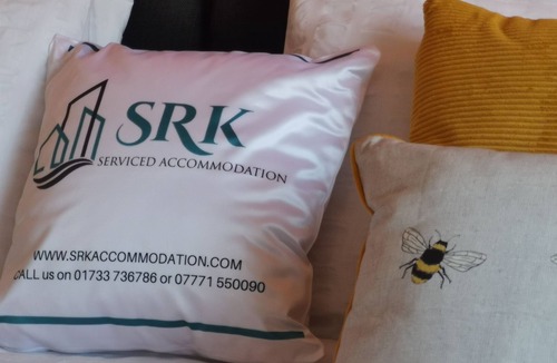 Peterborough Apartment | SRK Accommodation - Stunning Luxury Apartment with Free Parking