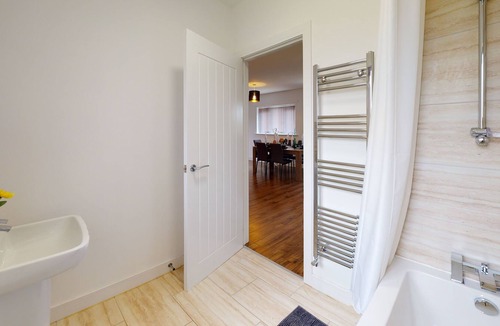 Peterborough Apartment | SRK Accommodation - Stunning Luxury Apartment with Free Parking