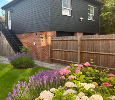 Rickling Green Apartment | Stansted Coach House - Apartment Hotel