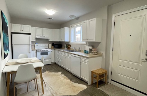 St. Catharines Apartment | Stay Here First! – Perfect for Longer Stays & Newcomers, Pet-Friendly 1BR