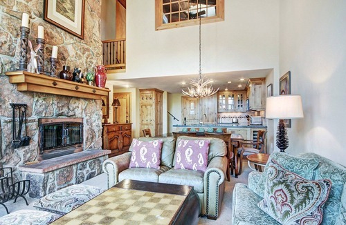 Vail Condo | STEPS from the Gondola! Access to Pool & Hot Tubs