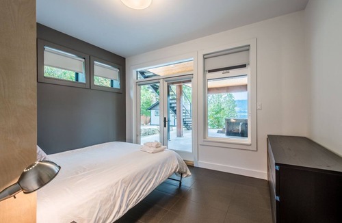 Sproat Lake House | Stirling Arm Lakehouse Luxury Retreat on Vancouver Island.