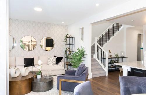 Calgary House | Strawberry Fields 4BD Family Movie Room Office