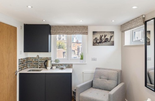 Edgware Apartment | Studio at Tube Station Sleeps 3 Private Bathroom shared Kitchen 4