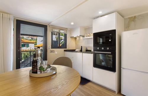 Imaculado Coracao de Maria Apartment | Studio 'Idalina's Place Funchal' with Mountain View, Wi-Fi and Air Conditioning