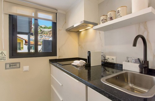 Imaculado Coracao de Maria Apartment | Studio 'Idalina's Place Funchal' with Mountain View, Wi-Fi and Air Conditioning