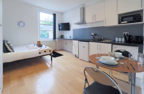 Kilburn Apartment | Studio In Centre Of Kilburn With kitchen and Cooking facilities (Self Contained)