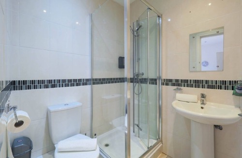 Kilburn Apartment | Studio In Centre Of Kilburn With kitchen and Cooking facilities (Self Contained)
