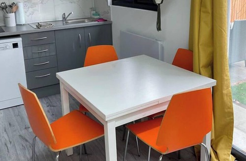 West Hendon Apartment | Studio - Sleeps 2 - Pet friendly - Parking