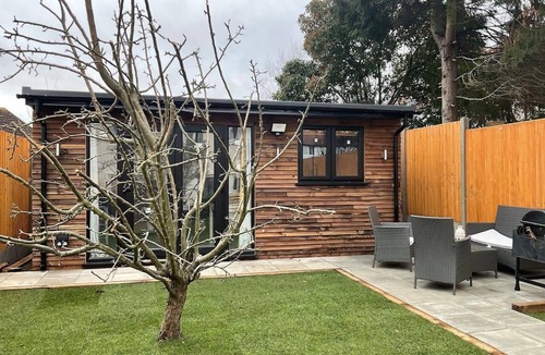 West Hendon Apartment | Studio - Sleeps 2 - Pet friendly - Parking