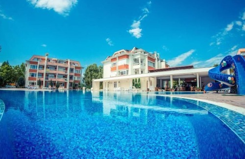 Chaika Apartment | Studio - Sleeps 4 & Access to Pools