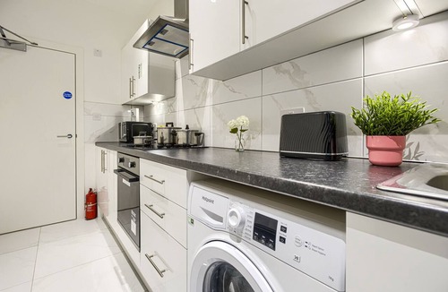 Highbury West Apartment | Studio-Superior-Ensuite-Garden View-3