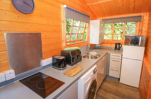 Mangotsfield Cottage | STUMPS CROSS LODGE, pet friendly, with a garden in Winchcombe