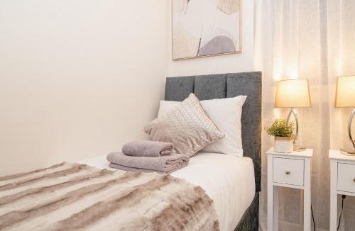 Stevenage Apartment | Stunning 2-Bed Apartment in Stevenage, Sleeps 5 with free Private Parking