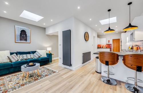 Northampton House | Stunning 4 Bedroom 4 Bathroom House Pool Table Free Parking Virgin TV Yoko Property