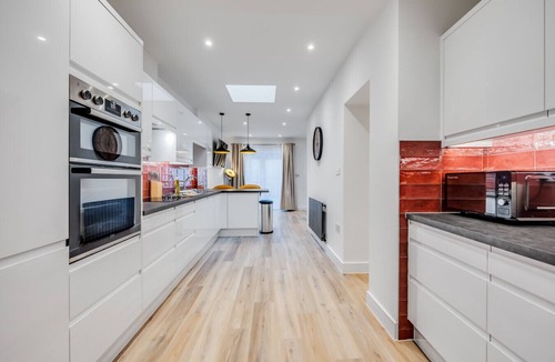 Northampton House | Stunning 4 Bedroom 4 Bathroom House Pool Table Free Parking Virgin TV Yoko Property