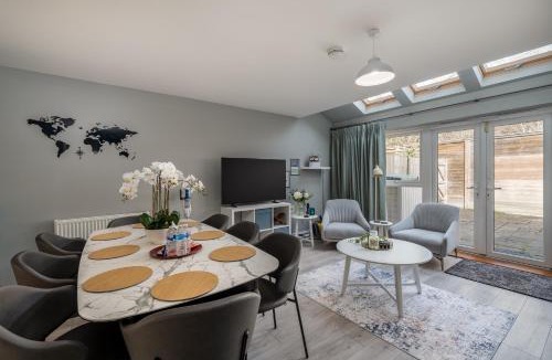 Woodford Bridge House | Stunning 4BR Home Woodford Green Driveway