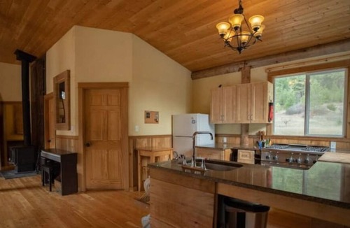 Seton Portage Cottage | Stunning Anderson Lake Retreat