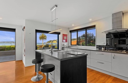 Kawakawa Bay House | Stunning Beachfront Home - 15 minutes to Clevedon