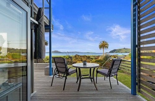 Kawakawa Bay House | Stunning Beachfront Home - 15 minutes to Clevedon