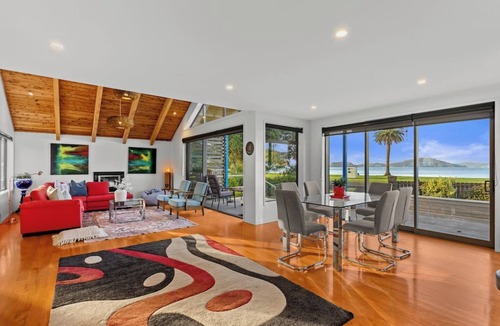 Kawakawa Bay House | Stunning Beachfront Home - 15 minutes to Clevedon