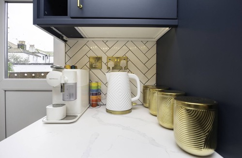 Hove Apartment | Stunning modern space in Hove & free parking.