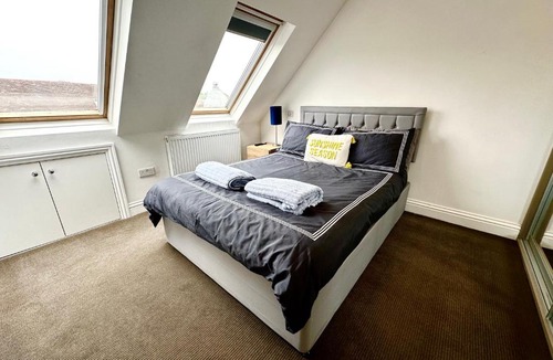 West Hendon Apartment | Stunning Modern, Private Apartment,15 Mins To Central London
