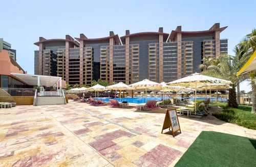 Palm Jumeirah Apartment | Stunning Sea View 3BR with Private Beach