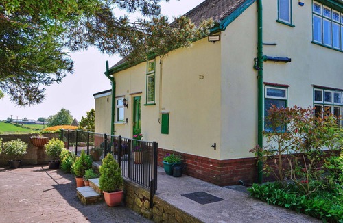 Ault Hucknall House | Stunning villa for 5 people with WIFI and pets allowed