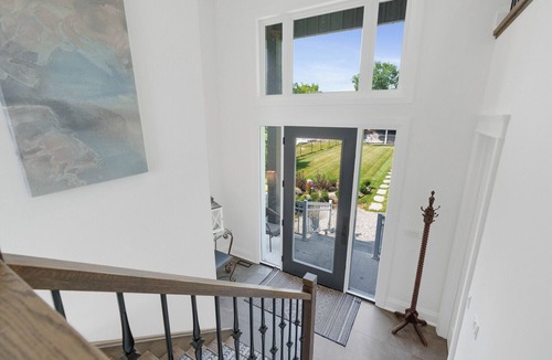 Innisfil House | Stunning Waterfront Luxurious Lakehouse .Great For Family Stays!