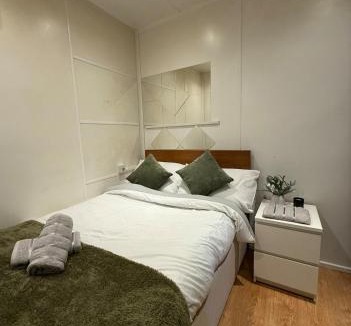 Park Royal Apartment | Stylish 1BR Workspace Parking central London