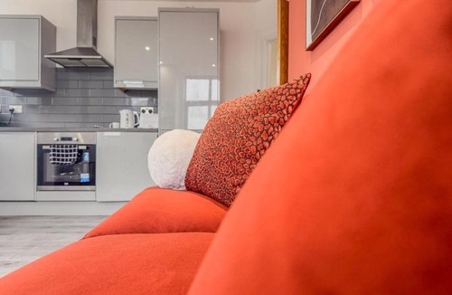 Leicester Apartment | Stylish 2 Bed 2 Bath Apartment - Sleeps 5 - 3 Mins to St Margarets Station & Highcross - Free Parking