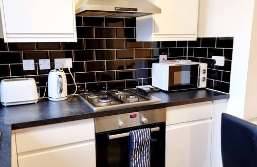 Bow West Apartment | Stylish 2 Bedroom Apartment 3 mins walk to Mile End Station