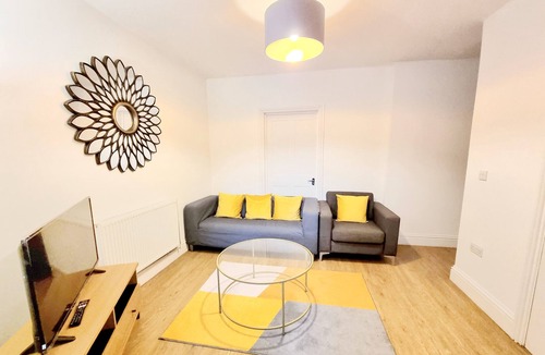 Bow West Apartment | Stylish 2 Bedroom Apartment 3 mins walk to Mile End Station