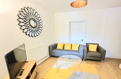 Bow West Apartment | Stylish 2 Bedroom Apartment 3 mins walk to Mile End Station
