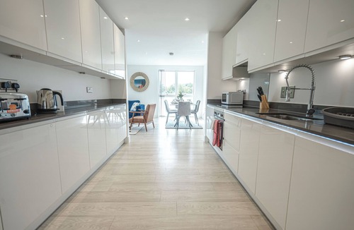 Park Royal Apartment | Stylish 2BDR w/Free Parking & Balcony near Wembley