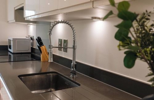 Park Royal Apartment | Stylish 2BDR w/Free Parking & Balcony near Wembley