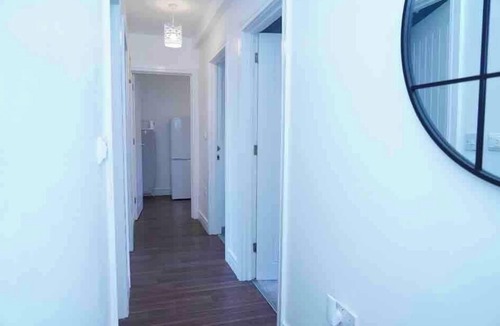 Hinckley Condo | Stylish 2Bed |Perfect for Business |WiFi + Parking