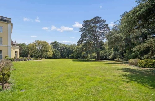 Marlow House | Stylish 2BR Marlow Stay + Parking - By Tempstay