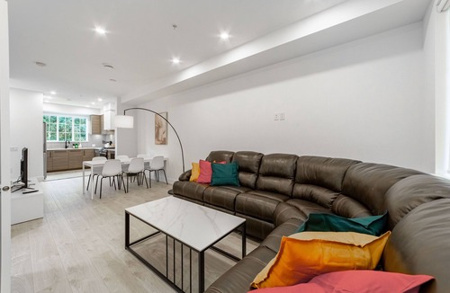 Seafair House | Stylish 3 Bedrooms Townhouse Perfect for Family's Trip