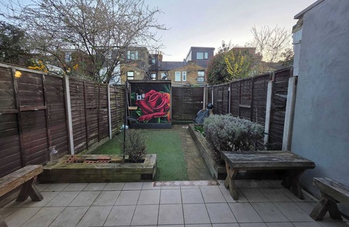 Cann Hall Apartment | Stylish 3BDR Home Steps from Leytonstone Tube