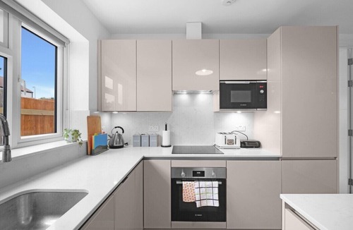 Borehamwood House | Stylish 4 Bedroom, 2.5-Bath Home in Borehamwood