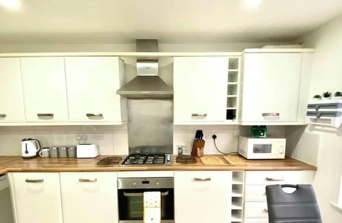 Rugby House | Stylish 4BR Contractor Home - Garden & Parking