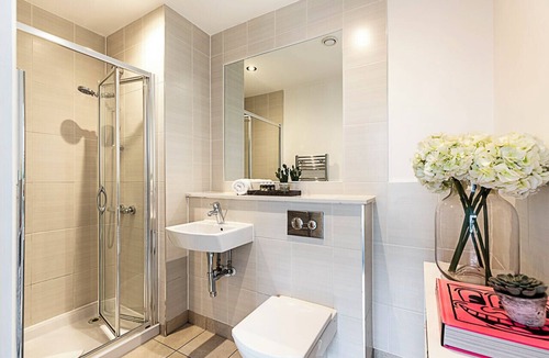 De Beauvoir Apartment | Stylish and Sleek East London Retreat
