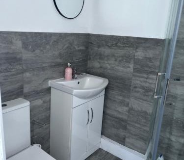 Kettering Apartment | Stylish and Spacious Wi-Fi Smart TV Tea and coffee