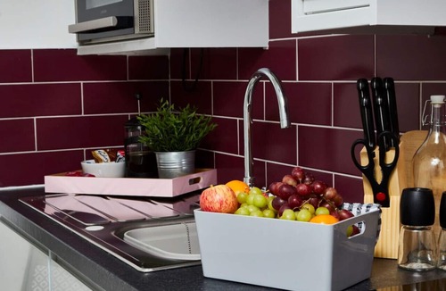 Castle Donington Apartment | Stylish Apt Near EMA; Gym & Pool Access, Fast WiFi