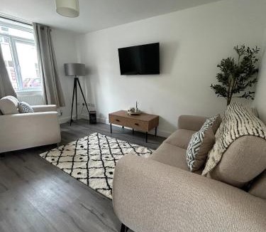 Barwell House | Stylish Barwell Home C with Free Parking - Sleeps 4