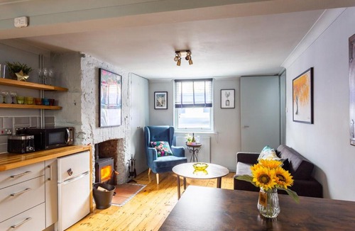 Brighton City Centre Apartment | Stylish Cottage with Log Burner at Heart of Brighton
