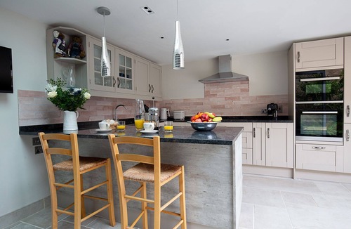 Milton-under-Wychwood Cottage | Stylish holiday cottage - Fuchsia Cottage