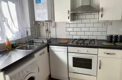 Sneinton House | Stylish Home near Shopping - Book Summer Stays Now
